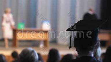 柯利校友在<strong>毕业</strong>典礼上戴着帽子，踏上幸福的未来